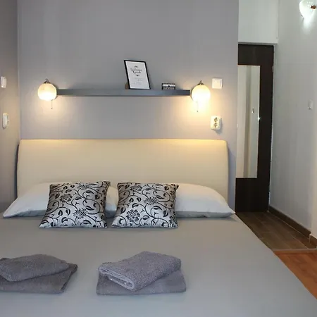 Schoenes Gaestezimmer Mit Grosser Sonnenterrasse * Zadar